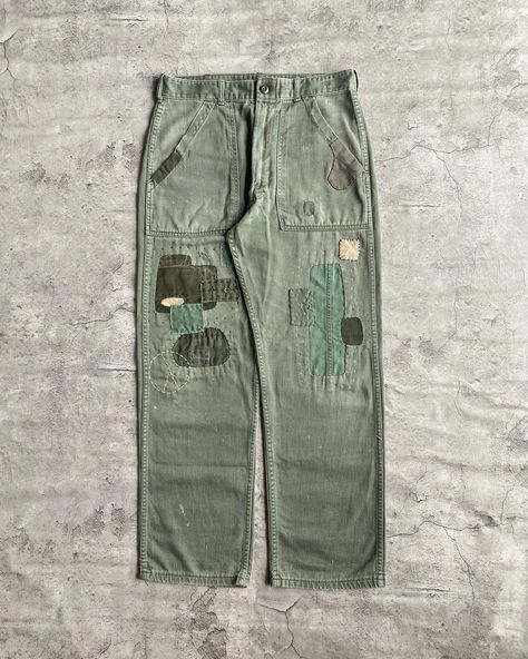 Vintage Army Pants, Og 107 Pants Outfit, Og 107 Pants, Vintage Military Aesthetic, Patched Pants, Patch Trousers, Patches Ideas, Floral Denim Pants, Military Inspired Outfit