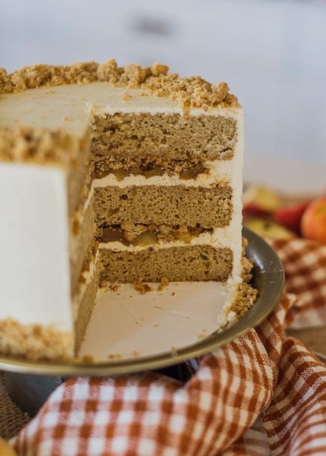 French Apple Pie Cake - apple cider cake layers with shortbread frosting, apple pie filling, streusel crumble and vanilla bean buttercream #cakebycourtney #applepiecake #piecake #thanksgivingcake #frenchapplepie #frenchapplepiecake #applepie Apple Filling For Cake, Apple Cake Using Apple Pie Filling, Spice Cake With Apple Pie Filling, Apple Pie Layer Cake, Apple Butter Layer Cake, Apple Pie Birthday Cake, Apple Pie Cake, Apple Spice Cake, Chocolate Peanut Butter Desserts