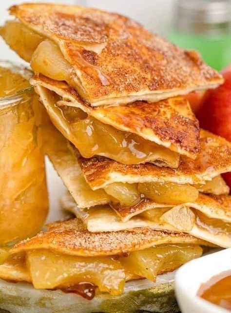 APPLE PIE QUESADILLAS RECIPE - Dieter24 Healthy Apple Pie, Apple Pie Filling Recipes, Canned Apple Pie Filling, Pie Filling Recipes, Classic Apple Pie, Canned Apples, Quesadilla Recipes, Low Carb Tortillas, Cooked Apples