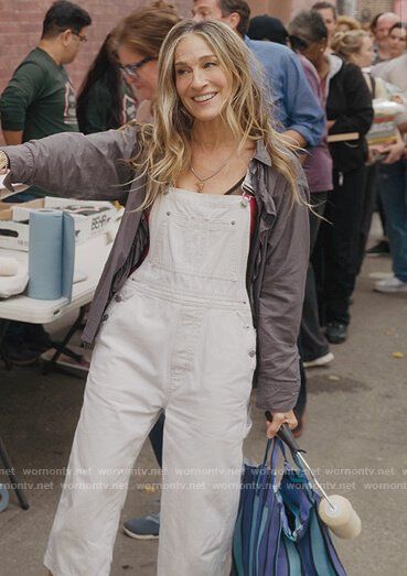 White Overalls Women, White Denim Dungarees Outfit, Overalls And Hat Outfit, Overall Women Outfits, Rei Overall Outfit, Carrie Bradshaw Overalls, White Dickies Overalls Outfit, White Overalls Outfit Winter, White Overalls Street Style