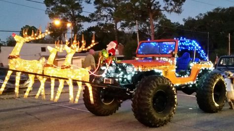 Jeep Christmas Parade Ideas, Christmas Parade Truck Ideas, Decorate Jeep For Christmas, Christmas Parade Ideas, Keepers Creepers, Diy Tinsel, Jeep Decor, Christmas Jeep, Car Decoration Ideas