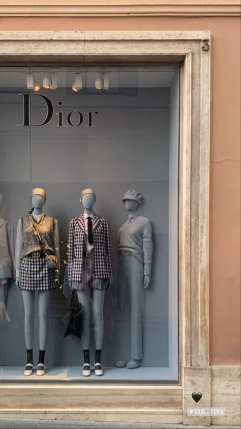 Dior Woman Suit, Dior Aesthetic Clothes, Clothing Brand Aesthetic Feed, London Fashion School, Christian Dior Aesthetic, London School Of Fashion, Dior Aesthetic, Dior Girl, Patterns For Fashion