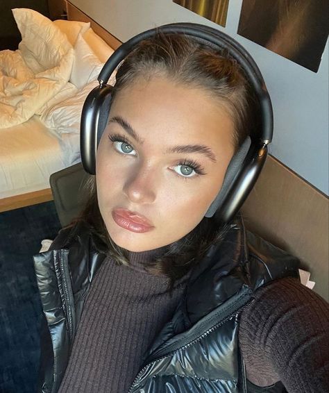 Emma Aurora, Wearing Headphones, Cute Headphones, Apple Headphone, Girl With Headphones, Airpods Max, Vogue Beauty, Makeup Eye Looks, Max Black