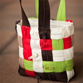 craftgawker | craftgawker - page 3 Sewing Totes, Zipper Art, Zipper Crafts, Zipper Jewelry, Sac Diy, Zipper Purse, Pallet Crafts, Sewing Purses, Diy Purse