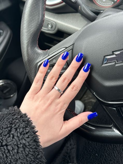 Bright blue coffin nails #coffinnails #blue #dip Blue Neon Nails, Electric Blue Nails, Neon Blue Nails, Bright Blue Nails, Blue Coffin Nails, Short Coffin Nails, Blue Neon, Neon Nails, Dipped Nails