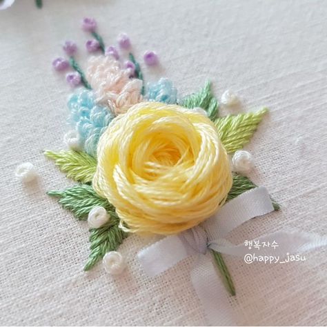 Embroidery Designs Flower, Embroidered Hair Bows, Silk Ribbon Embroidery Patterns, Embroidery Stitches Beginner, Hand Embroidery Patterns Flowers, Redwork Embroidery, Floral Embroidery Patterns, Hand Embroidery Videos, Diy Embroidery Patterns