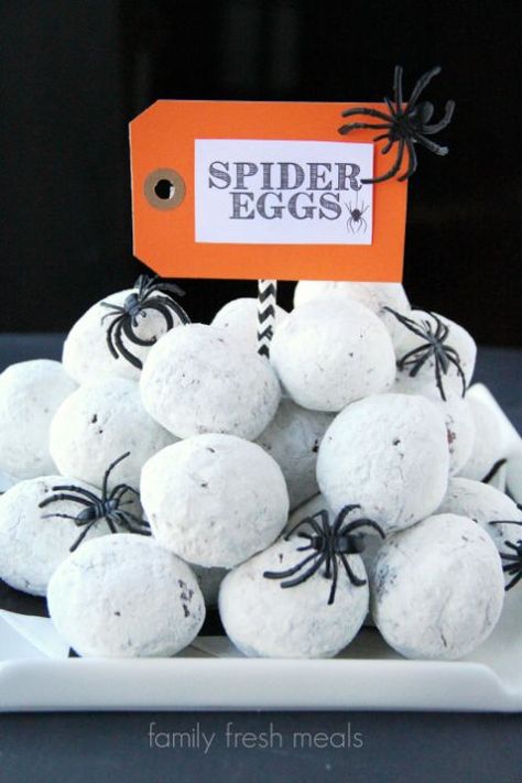 Fun Halloween Food Spider Egg Donuts - Halloween Appetizer - http://FamilyFreshMeals.com Fun Halloween Party Food, Spider Eggs, Halloween Appetizer, Creepy Halloween Food, Postres Halloween, Hocus Pocus Party, Halloween Donuts, Halloween Breakfast, Halloween Punch