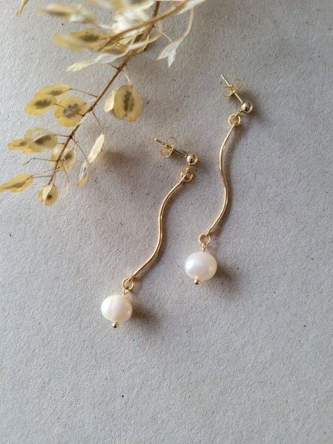 ✦ Note: All images are sourced from various creators and are shared for inspiration only.✦ Unique Bridal Earrings, Handmade Pearl Earrings, Handmade Pearl Jewelry, Pearl Earrings Designs, Boho Wedding Earrings, Pearls Wedding, Freshwater Pearl Drop Earrings, Gold Jewelry Simple Necklace, Pearl Accessories