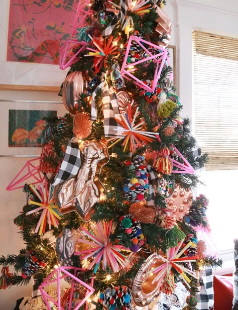 Drinking Straw Starbursts - Aunt Peaches Christmas Tree Diy Decorations, Art Straw, Straw Star, Aunt Peaches, Straw Art, Straw Crafts, Straw Weaving, Furbish Studio, Bohemian Christmas