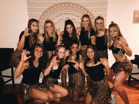 Cavewoman halloween costume #college #cavewoman #halloween #collegehalloween Cute Caveman Costume, Caveman Costume Women, Cavewoman Outfit, Cavewoman Halloween Costume, Cave Women Halloween Costume, Cavemen Costumes, Cave Girl Halloween Costume, Cougar Halloween Costume, Cavewoman Halloween