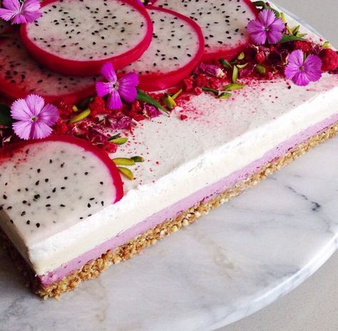 Raw vegan 'cheesecake' with berries and dragon fruit Vegan Patisserie, Coconut Whip, Raw Vegan Cheesecake, Raw Vegan Cake, Cooking Desserts, Raw Cheesecake, Colorful Cake, Cakes Inspiration, Decorative Cakes