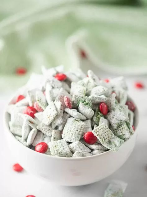 Easy Grinch Puppy Chow Recipe - Desserts On A Dime Grinch Puppy Chow, Easy Microwave Desserts, Puppy Chow Christmas, Dessert For Christmas, Puppy Chow Recipe, Chex Mix Puppy Chow, Easy Dessert Recipes Christmas, Chow Recipe, Delicious Christmas Desserts