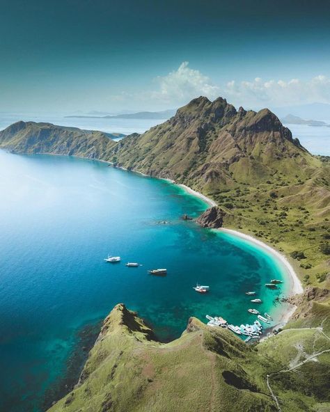 Padar Island, Labuan Bajo, Amazing Places On Earth, Labuan, Aesthetic Picture, Epic Journey, On The Road Again, April 12, Painting Art Projects