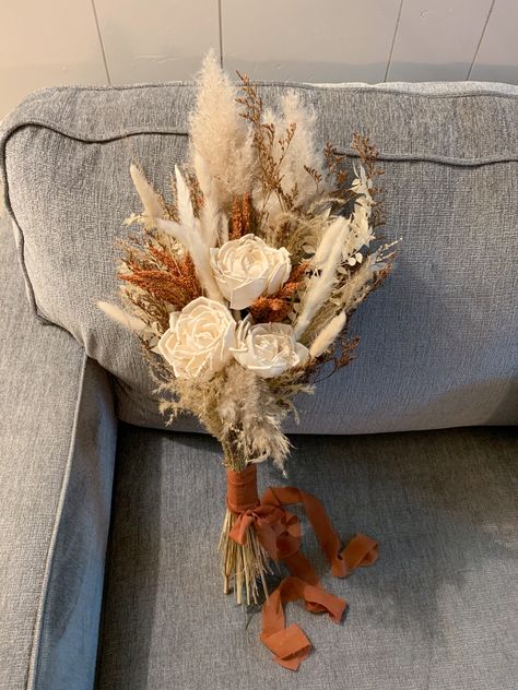 Simple Boho Flower Bouquet, Bridesmaid Bouquet Western, Diy Boho Bridesmaid Bouquet, Rustic Hand Bouquet, Western Prom Flowers, Bride Bouquets Rustic Boho Wedding, Simple Boho Bridesmaid Bouquet, Simple Bridesmaid Bouquets Boho, Boho Corsage Wedding