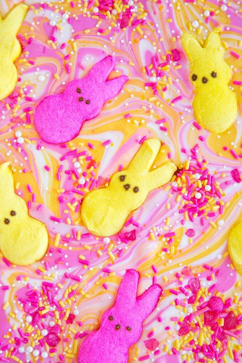 This colorful Peeps Bunny Bark is perfect for your Easter party or celebration! Delicious white chocolate with Peeps bunnies. Creative Easter Desserts, Peeps Dessert, Bunny Bark, Easter Bark, Easter Popcorn, Peeps Recipes, Bark Recipes, Pastel Cupcakes, Easter Sugar Cookies