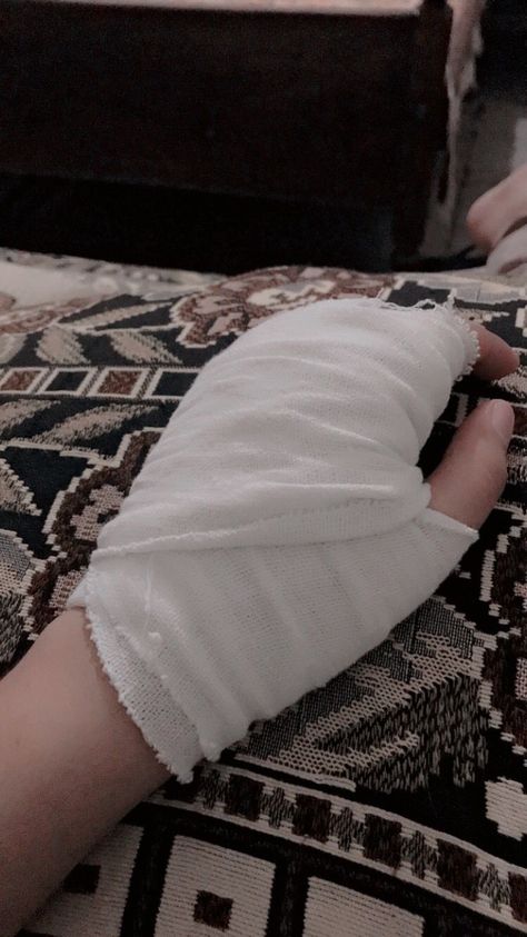 Tablets Snapchat Stories, Accident Hand Dpz, Leg Bandage Snapchat, Burned Hand Pic, Injured Leg, Bandaged Hands, Hospital Admit, Cute Photo Poses, Hospital Admit Hand Pics