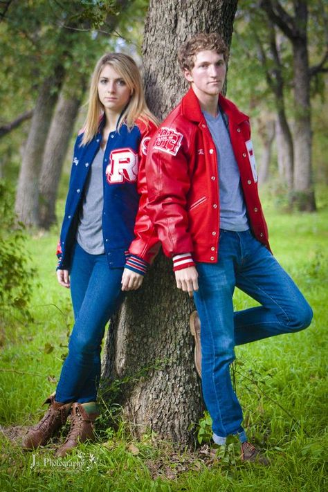 Senior Portrait / Photo / Picture Idea - Twins - Siblings - Brother and Sister Twin Senior Pictures, Brother Sister Poses, Brother Sister Pictures, Brother Sister Photography, Brother Sister Photos, Sibling Photography Poses, Sibling Photo Shoots, Foto Kids, Sibling Pictures