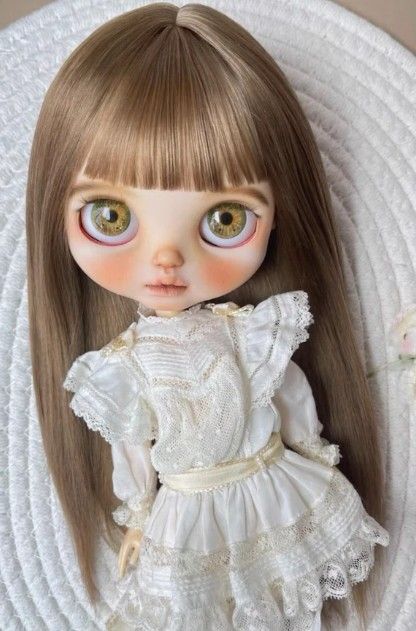 Brown Hair And Hazel Eyes, Blonde Hair Green Eyes, Coraline Doll, Cold Girl, Dirty Blonde Hair, Victorian Dolls, Blythe Custom, Dirty Blonde, Hazel Eyes