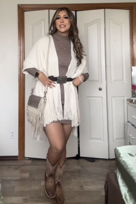 Cowboy Boots Christmas Outfit, Cowgirl Outfits Dress, Pregnant Cowgirl Outfits, Cold Jaripeo Outfits, Fall Outfits With Cowgirl Boots, Rancho Lifestyle, Leggings With Cowboy Boots, Winter Vaquera Outfits, Baile Fits