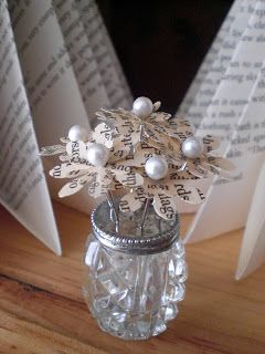 Button Bouquet Salt Shaker, Button Flowers In Salt Shakers, Salt Shaker Crafts, Buttons Crafts Diy, Button Bouquet, Salt Shakers, Sewing Pins, Book Page Crafts, Corsage Pins