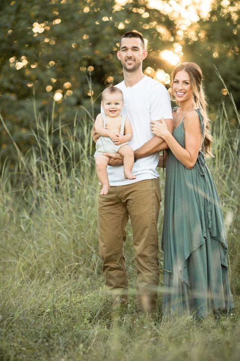 5 Rules to Follow to Make Sure You LOVE Your Fall Family Pictures #familyphotography Spring Family Pictures, Baby Family Pictures, Summer Family Pictures, Pose Portrait, Cute Family Photos, Family Photos With Baby, Family Photoshoot Poses, Fall Family Portraits, Baby Fotografie