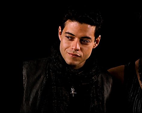 Rami Malek James Bond, Rami Malek Twilight, Rami Malek Aesthetic, Benjamin Twilight, Josh Washington, Iphone Layouts, Dream Cast, Vampire Stories, Rami Malek