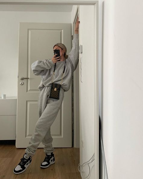 Outfit With Jordans, Nike Sweats Outfit, Jordan Outfits Womens, Outfits With Jordan 1s Fashion Styles, Adrette Outfits, Outfit Elegantes, Urban Apparel, Sweats Outfit, Jordan Outfits