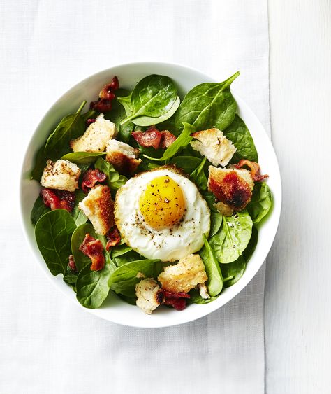 Spinach, Bacon, and Fried Egg Salad Baguette Croutons, Bacon Baguette, Egg Magic, Packed Meals, Easy Egg Recipes, Buttermilk Dressing, Bacon Fries, Resep Salad, Protein Packed Meals