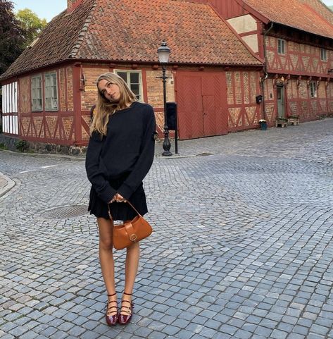 Ballet Flats Outfit, Black Skirt Outfits, Style Parisienne, Flats Outfit, Miniskirt Outfits, Stockholm Fashion, Outfit Inspo Fall, Outfit Casual, Mode Style