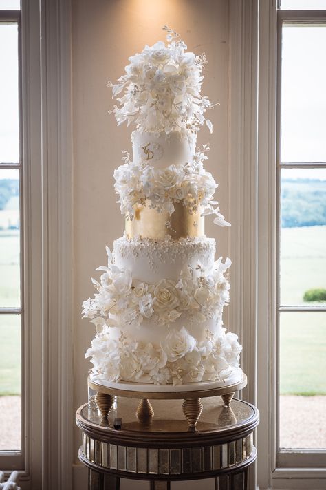 Extravagant Wedding Cakes, Big Wedding Cakes, Wedding Cakes Elegant, Winter Wedding Cake, Dream Wedding Cake, Extravagant Wedding, Luxury Wedding Cake, Floral Wedding Cakes, Romantic Wedding Cake