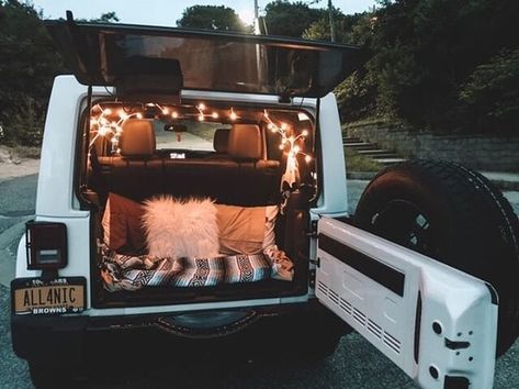 Sleepover Friends, Truck Bed Date, Dream Dates, Vsco Summer, Romantic Date Night Ideas, Jeep Camping, Diy Camper Remodel, Car Deco, Cute Date Ideas