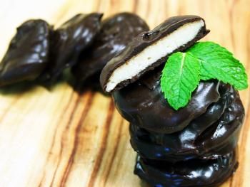 Raw Mint Patties Healthy Peppermint Patties, Vegan Vitamix Recipes, After Eights, York Peppermint Patties, Raw Sweets, Peppermint Patty Recipe, Mint Patties, Homemade Peppermint Patties, Low Carbohydrate Recipes