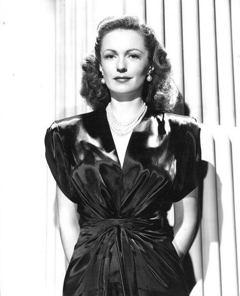 Geraldine Fitzgerald, 1940s Fashion Women, Classic Film Stars, Retro Beauty, Classic Movie Stars, White Photos, 1940s Fashion, Golden Age Of Hollywood, Black White Photos