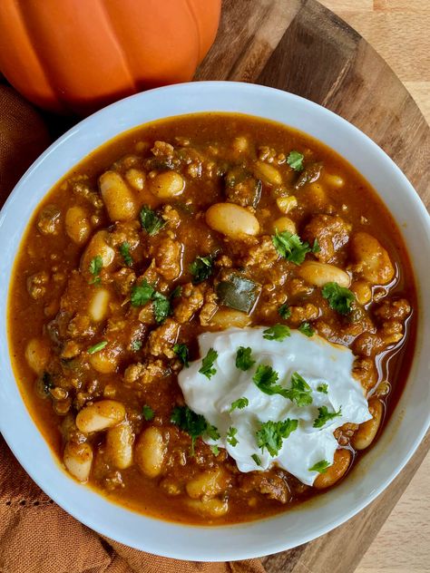 Turkey Pumpkin White Bean Chili - Everyday Homemade White Bean Pumpkin Hummus, Pumpkin White Bean Chili, Turkey Pumpkin Chili, Pumpkin Chili Recipe, Fall Dinners, White Bean Chili, Pumpkin Hummus, Turkey Pumpkin, Leftover Pumpkin