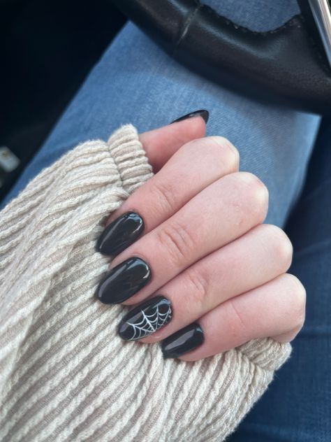 Spiderweb Black Nail Set Simple Fall Nails Halloween, Black Spider Web Nails Coffin, October Nails Spider Web, Web Nails Halloween, Black Nails With Spider Web Accent, Black Nails White Spider Web, Halloween Nails Round Tip, Easy Gothic Nail Designs, Halloween Natural Nails Short