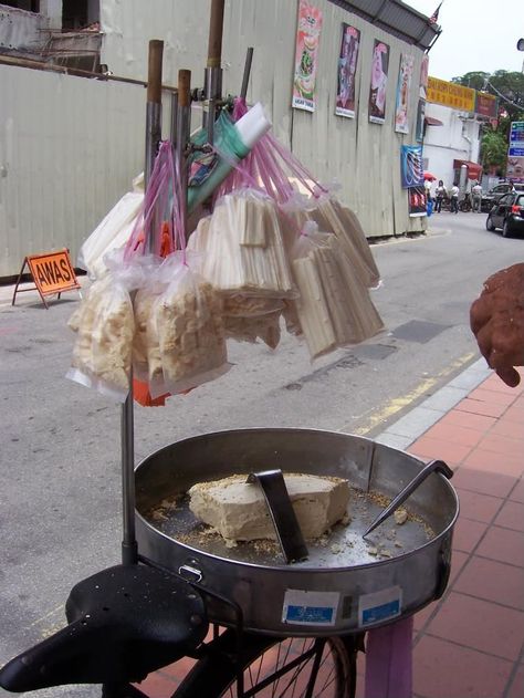 18 AWESOME STREET SNACKS FROM SINGAPORE’S PAST Ding Dang Tang - Also known as kok kok candy, which gets its name from the sound made when hacking the candy apart into manageable, edible pieces – often in front of the buyer. http://www.nkayesel.com/2014/03/28/18-awesome-street-snacks-from-singapores-past/ Food 80s, Singapore Nostalgia, Singapore Street Food, 1970s Candy, Street Snacks, Singapore Street, History Of Singapore, Beatles Records, Bruce Lee Movies