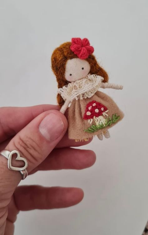 Yarn Dolls, Worry Dolls, Doll House Crafts, Fabric Brooch, Doll Diy Crafts, Diy Fairy, Felt Patterns, Creative Embroidery, Art Dolls Handmade