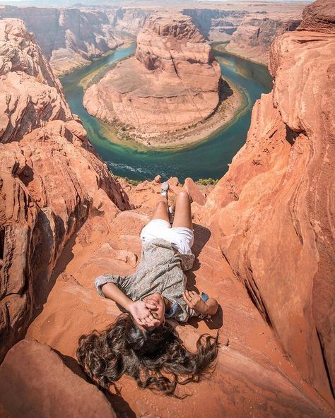 ANDI 🇻🇪🌍🇦🇹 Adventure Travel on Instagram: “Got a philosophical question for you – what means taking risk to you? Is there even anything without it? When you stop and think, risk can…” Horseshoe Bend Arizona Pictures, Horseshoe Bend Picture Ideas, Arizona Outfit Ideas, Grand Canyon Picture Ideas, Grand Canyon Outfit, Horseshoe Canyon, Hike Pictures, Utah Pictures, Hiking Poses