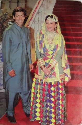 Dupatta Setting, Fancy Dress Material, Salman Khan Photo, Old Film Stars, Retro Bollywood, Mega Star, 90s Bollywood, Bollywood Couples, Afghan Clothes