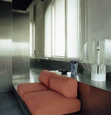 Altana Palazzo Pucci designed by Gae Aulenti (a woman!) and photographed by Ivan Terestchenko. White Chaise Lounge, Florence Apartment, 80s Interior, Gae Aulenti, Hygge Living, Design Del Prodotto, Decor Minimalist, Residential Interior, Apartment Design