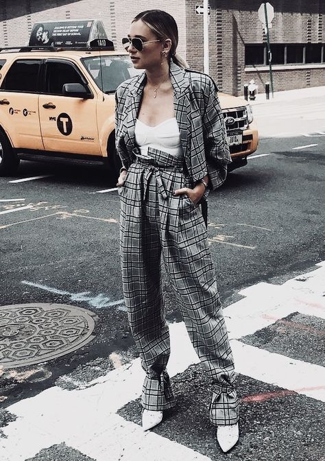 Grey Outfit Fall, Women Office Outfits, Checked Coat, Body Lingerie, Danielle Bernstein, 2piece Outfits, Elegant Outfit Classy, Fashion Silhouette, Daily Outfit Inspiration