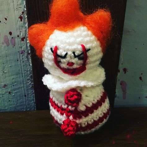 Pennywise 2017 – Free Crochet Pattern – Drunken Aunt Wendy It Amigurumi, Pennywise 2017, Puffy Yarn, Fabric Doll Pattern, Crochet Toys Free, Fabric Dolls, Doll Pattern, Crochet Blanket Patterns, Blanket Pattern