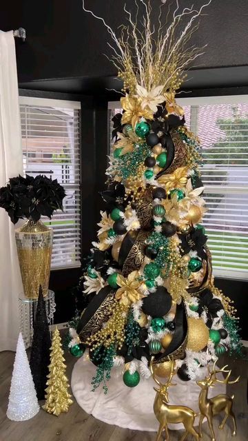 Emerald Green Gold Black Christmas Tree, Black Gold Emerald Decor, Christmas Tree Black And Gold, Jennie Christmas, Christmas Tree Black, Glam Christmas Decor, Christmas 2025, Plaid Christmas Decor, Christmas Tree Decorating Themes