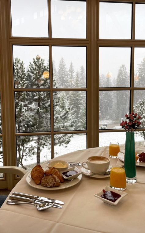 Winter Brunch Aesthetic, Winter Morning Breakfast, Cozy Christmas Breakfast, Cafe Winter Aesthetic, Cozy Winter Morning Aesthetic, Winter Breakfast Aesthetic, Winter Cafe Aesthetic, Home For The Holidays Aesthetic, Christmas Breakfast Aesthetic