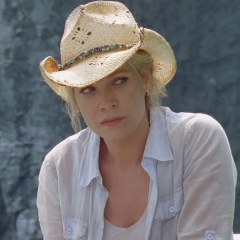 Andrea Harrison Andrea Twd, The Walking Dead Icon, Andrea Harrison, How You Remind Me, The Walkind Dead, Laurie Holden, Walking Dead Cast, Haikyuu Karasuno, Daryl Dixon