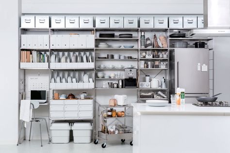 Muji Kitchen, Muji Storage, Log Home Kitchens, Steel Shelving Unit, Muji Home, Stacking Shelves, Steel Shelving, Shop House Plans, Modular Shelving