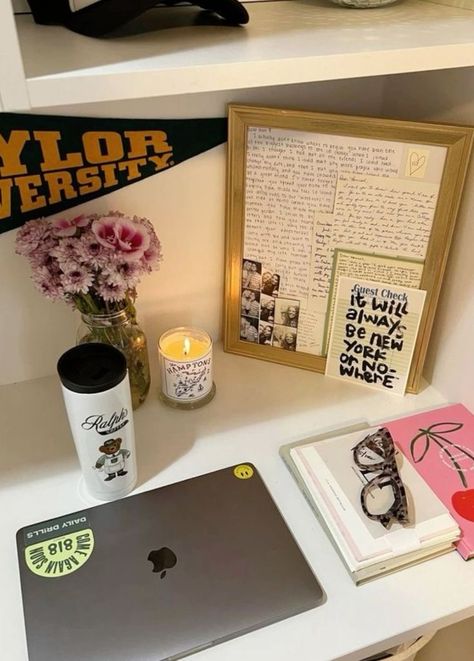 Desk Organization Inspo Aesthetic, Big Bulletin Board Ideas Bedroom, Decorating Dorm Rooms, Above Desk Decor, Room Organization Aesthetic, Desk Organization Ideas Aesthetic, College Desk Organization, College Apartment Essentials, Coastal Dorm