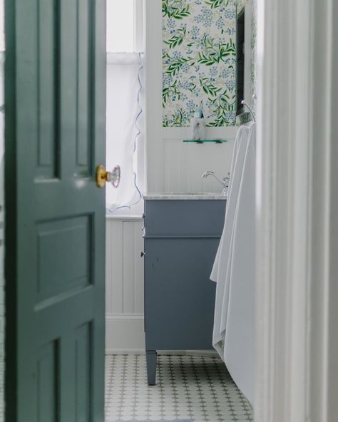 Green And Blue Bathroom Ideas, Blue Green Bathroom Vanity, Green And Blue Bathroom, Blue Small Bathroom, Danish Bathroom, Blue Vanity Bathroom, Retro Bathroom Tile, Blue And Green Bathroom, Blue Small Bathrooms