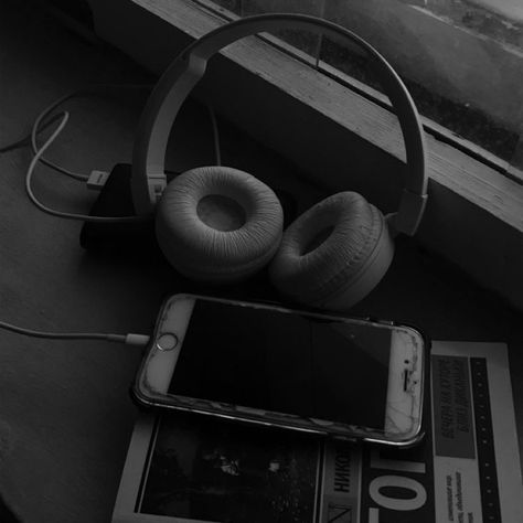 Headset Aesthetic Tumblr, Calm Playlist Cover, Calm Playlist, 3am Vibes, Chill Mood, Cute Headphones, Alone In The Dark, Music Headphones, Hippie Wallpaper