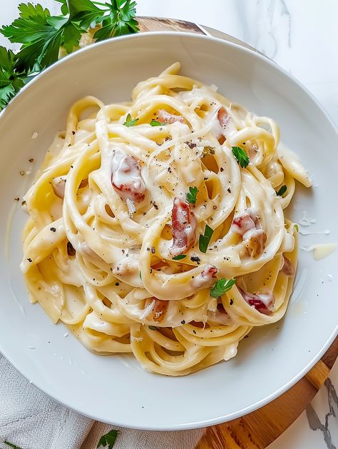 Pasta Carbonara Creamy, Creamy Carbonara Pasta, Carbonara Pasta Creamy, Val Core, Classic Carbonara, Low Calorie Pancakes, Creamy Carbonara, Cottage Cheese Pasta, Creamy Pasta Dishes